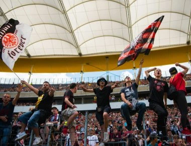 Ποιο ΟΑΚΑ; - Δείτε πως σείεται το γήπεδο της Άιντραχτ (βίντεο)